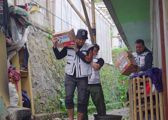 Read more about the article BRI Peduli Salurkan Bantuan untuk Korban Longsor Cisarua, Kabupaten Bandung